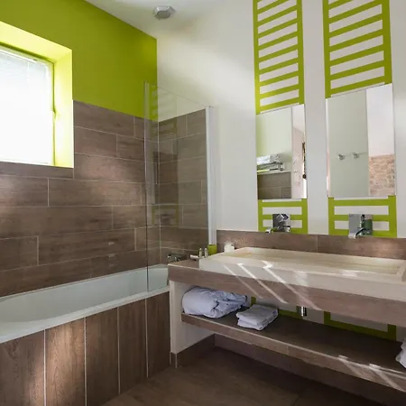Chambres D'hotes La Maison De Leonie Guest house 4*